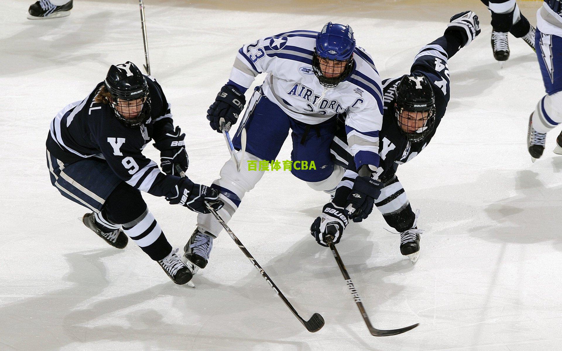 C罗与费迪南德互动引爆热议,球员二选一游戏展现巨星幽默与谦逊